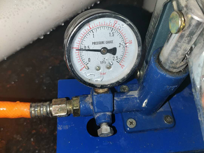 蹲便安裝,水管打壓維修:1、蹲便器的排污口和落水管的預(yù)留口涂上粘結(jié)劑或者膠泥。把蹲便器的排污口與落水管的預(yù)留口接駁好，校正蹲便器位置。砌磚固定蹲便器，要預(yù)留填碎石的缺口。 2、粘結(jié)劑干后，往蹲便器內(nèi)試沖水，觀察接口是否漏水。在地面和蹲便器之間填入碎石土，嚴(yán)禁真入水泥混凝土。用磚封閉缺口。在磚外面批水泥砂漿貼上瓷磚。 3、與蹲便器相配合安裝的沖水閥分為：手壓式?jīng)_水閥和腳踏式?jīng)_水閥。 4、與蹲便器相配合安裝的水箱，水箱安裝高度距離便器水圈1.8米，水壓要求0.14-0.55Mpa。
