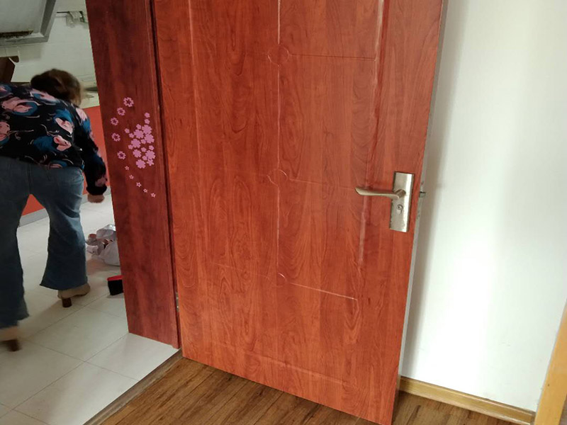 臥室木門維修:1.漆面表面劃傷用一只顏色與家具相同的普通的繪圖用蠟筆，在劃痕上劃一劃，使其與周邊漆面高度相同，再薄薄地涂上一層透明的清漆就可以了；2.油漆剝落修復(fù)，清漆家具表面小塊油漆剝落后可取同色廣告顏料涂補，再用清漆涂在表面，即完好如初3.裂縫填補用油灰和顏料拌勻后嵌入堵平，但要注意顏料要和原油灰的顏料、原油漆色彩一致，以防留下疤跡