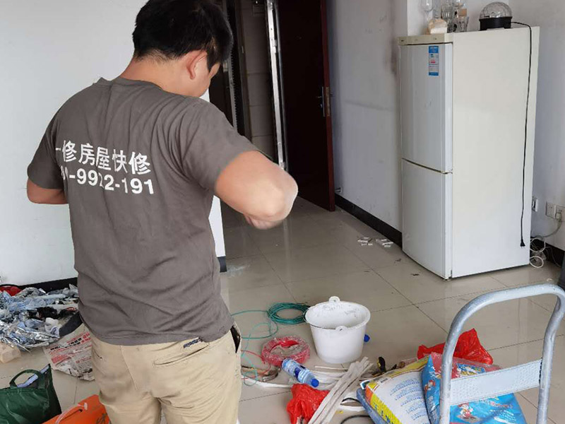 墻面打孔維修:1、 墻體打孔時要留心來回抽插，不要為了圖速度，留神干粉卡鉆。 2、墻體打孔時鉆頭一定要穩(wěn)，不要左搖右搖，因為你搖的一起，相當于加大鉆頭的摩擦力。 3、不要想一炮終究，下壓時留心力度，難打時或下降緩慢時，一定要拔出鉆頭，調(diào)查是不是有磚頭芯斷在鉆頭內(nèi)。 4、沒有水管或水源時，最佳不要用把水加在鉆頭里再打這種方法鉆洞，因為只需少量的水的話，水會把粉末粘住，構(gòu)成稀泥。增加鉆頭的摩擦力，這時比干打或水打都艱難。 5、需要注意的是，在進行打孔施工之前要找專業(yè)的打孔公司或人員，不夠?qū)I(yè)的技術(shù)人不僅可能對墻體造成損傷，有可能還會發(fā)生意外事故，對業(yè)主的利益造成威脅。而在鉆孔工費計算的時候，也要與施工方溝通好各個細節(jié)，加強監(jiān)督以免遭成追悔莫及的情況。
