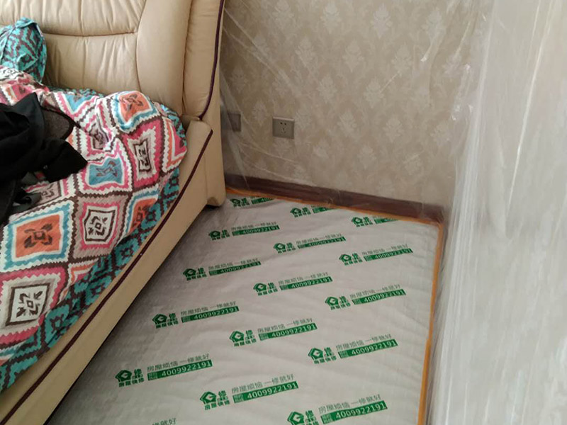 全屋成品保護(hù)措施：各種裝修物料的進(jìn)場以及各種建筑裝修垃圾的清理，都會經(jīng)過入戶門，這些物品在搬運(yùn)的過程中，難免會和入戶門發(fā)生磕碰，造成入戶門的磕碰劃傷，所以，第一個需要做好成品保護(hù)的地方就是入戶門。在裝修開工前直到家具進(jìn)場期間，都需要對入戶門進(jìn)行保護(hù)！可以使用成品保護(hù)膜將門包裹。 在進(jìn)行木門、櫥柜、家具等的相關(guān)的安裝或組裝的過程中，成品保護(hù)主要體現(xiàn)在兩個方面：一是原有的墻面、地面裝飾的保護(hù)，盡量避免因為這些安裝工程對已裝的部分造成破壞；二是安裝的物品本身的保護(hù)，注意不要在安裝過程中造成磕碰、劃傷等損傷。
