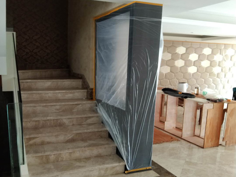 全屋成品保護(hù)措施：各種裝修物料的進(jìn)場以及各種建筑裝修垃圾的清理，都會經(jīng)過入戶門，這些物品在搬運(yùn)的過程中，難免會和入戶門發(fā)生磕碰，造成入戶門的磕碰劃傷，所以，第一個需要做好成品保護(hù)的地方就是入戶門。在裝修開工前直到家具進(jìn)場期間，都需要對入戶門進(jìn)行保護(hù)！可以使用成品保護(hù)膜將門包裹。 在進(jìn)行木門、櫥柜、家具等的相關(guān)的安裝或組裝的過程中，成品保護(hù)主要體現(xiàn)在兩個方面：一是原有的墻面、地面裝飾的保護(hù)，盡量避免因為這些安裝工程對已裝的部分造成破壞；二是安裝的物品本身的保護(hù)，注意不要在安裝過程中造成磕碰、劃傷等損傷。