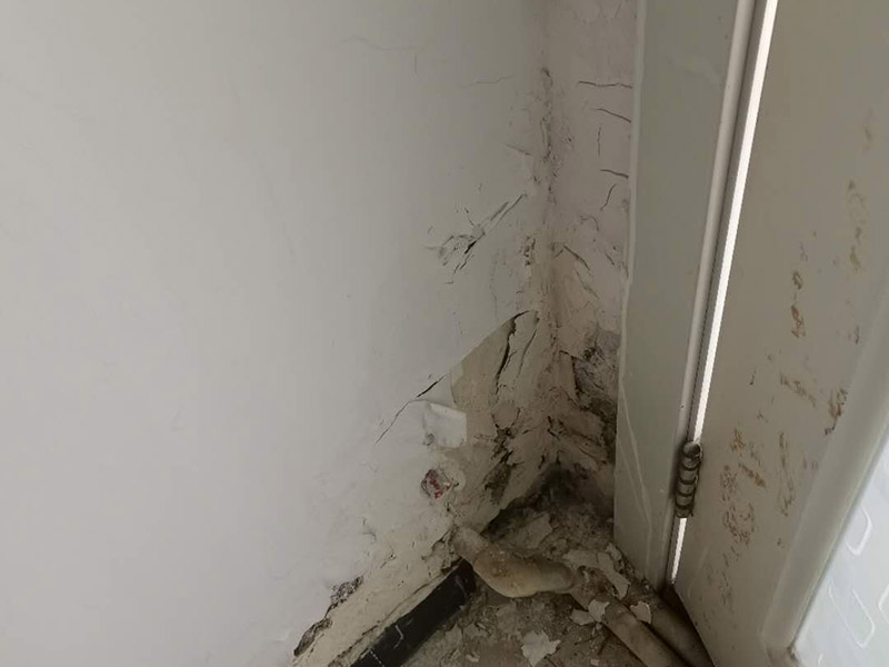 墻面空鼓起皮維修：起因可能是：1、抹灰前基層清理不干凈，不同材料的bai墻面連接未按照規(guī)范規(guī)定設(shè)置鋼絲網(wǎng);墻面澆水不透;外墻 粉刷墻面沒(méi)有分格或分格過(guò)大。 2、原材料質(zhì)量不符合要求(沙粒過(guò)細(xì)，含泥量大，水泥安定性不合要求);砂漿未攪拌均勻。 3、幾層凹凸偏差較大，一次抹灰過(guò)厚，沒(méi)有分層抹灰或各抹灰時(shí)間間隔太近;抹灰總厚度大于35mm時(shí)未采取加強(qiáng)措施。 4、各層抹灰層配合比相差過(guò)大，強(qiáng)度等級(jí)較高的水泥砂漿粉刷在強(qiáng)度等級(jí)較低的面層或?qū)嵒萆皾{面層上。 5、氣溫過(guò)高時(shí)，砂漿失水過(guò)快;抹灰后未適當(dāng)澆水養(yǎng)護(hù)。
