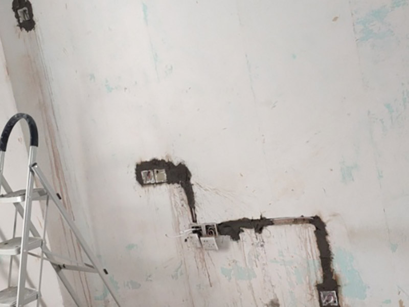 電路改造是重要的隱蔽工程之一，在施工中，電路改造的工序比較復(fù)雜，很容易會(huì)出現(xiàn)一些安全隱患，因此電路改造施工過(guò)程必須嚴(yán)格按規(guī)范進(jìn)行。很多朋友在裝修的時(shí)候沒(méi)有考慮到入住后的實(shí)際需要，往往對(duì)電線(xiàn)插座的安裝掉以輕心。到了入住就后悔莫及。因此，裝修時(shí)考慮清楚，以免讓電線(xiàn)插座給入住留下裝修遺憾。