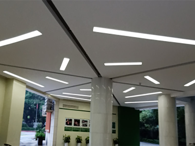 天花板燈具維修:首先在更換的時(shí)候需要將這個(gè)電源的閘給關(guān)掉，這樣才能夠讓自己更加安全。不然會(huì)危及生命。其次可以用吸盤或是吊鉤把這個(gè)電器旁邊的鋁扣板先扣住一個(gè)腳，然后再把整塊扣白以及相鄰幾塊取出，這樣就有空間來進(jìn)行更換燈的一個(gè)工作。最后摘下燈面板，就打開了吊頂燈的內(nèi)部，需要拔下舊的驅(qū)動(dòng)電源和燈板的插座，換上新的驅(qū)動(dòng)電源，接著將新燈電源插座接上，最后再把燈具面板安裝上。注意，裝燈面板時(shí)四周要與扣板對(duì)齊，如果沒有對(duì)齊安裝好，會(huì)導(dǎo)致燈罩墜落。