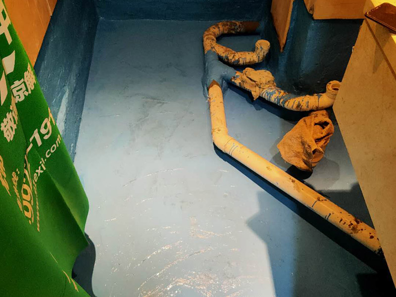 衛(wèi)生間地面防水處理：在進(jìn)行防水處理之前，一定先找平地面，如果地面不平或效果不好，可能造成因防水涂料薄厚不均而導(dǎo)致的開裂滲漏。地漏，墻角，管跟等接縫處要使用高彈性的柔性防水涂刷，因?yàn)樾l(wèi)生間的墻與地面之間的接縫處會(huì)移位最容易滲水。 防水層做好后要留余一定的時(shí)間，讓防水層與建筑更好的融為一體，然后在防水層上做保護(hù)層在鋪地磚，施工過程中，可千萬(wàn)馬虎不得。要盡量的保護(hù)防水層。 防水是隱蔽工程，后續(xù)的施工也有可能會(huì)破壞防水層，如果地磚已鋪設(shè)完畢，可千萬(wàn)不要砸地磚，用專業(yè)的補(bǔ)縫防水材料，把所有的縫隙堵住做好防水就好了。也同樣適用于衛(wèi)生間防水層失效后防水工程。
