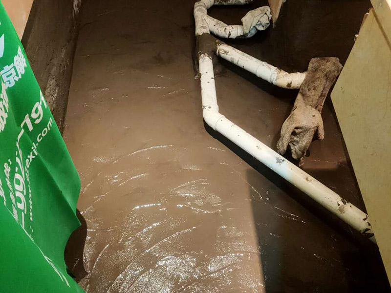衛(wèi)生間地面防水處理：在進(jìn)行防水處理之前，一定先找平地面，如果地面不平或效果不好，可能造成因防水涂料薄厚不均而導(dǎo)致的開裂滲漏。地漏，墻角，管跟等接縫處要使用高彈性的柔性防水涂刷，因?yàn)樾l(wèi)生間的墻與地面之間的接縫處會(huì)移位最容易滲水。 防水層做好后要留余一定的時(shí)間，讓防水層與建筑更好的融為一體，然后在防水層上做保護(hù)層在鋪地磚，施工過程中，可千萬(wàn)馬虎不得。要盡量的保護(hù)防水層。 防水是隱蔽工程，后續(xù)的施工也有可能會(huì)破壞防水層，如果地磚已鋪設(shè)完畢，可千萬(wàn)不要砸地磚，用專業(yè)的補(bǔ)縫防水材料，把所有的縫隙堵住做好防水就好了。也同樣適用于衛(wèi)生間防水層失效后防水工程。