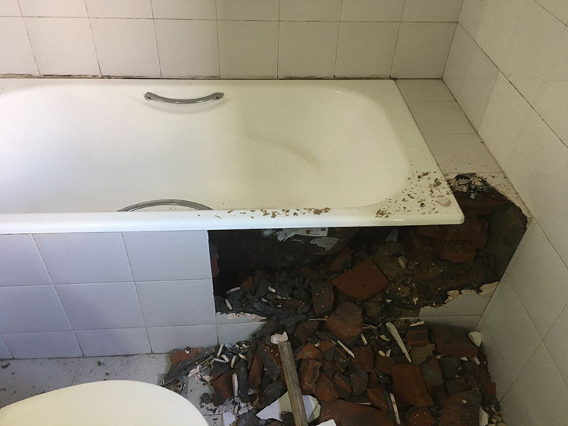 浴缸拆除防水案例：1.衛(wèi)生間地面先做找平。如果要更換衛(wèi)生間的地磚，在將原有地磚鑿去之后，一定要先用水泥砂漿將地面找平，然后再做防水處理。這樣可避免防水涂料因薄厚不均而造成滲漏。 2、接縫處要涂刷到位。衛(wèi)生間墻地面之間的接縫以及上下水管道與地面的接縫處，是最容易出現(xiàn)問題的地方。在施工中，一定要督促工人處理好這些邊角地方，將防水涂料涂抹“到位”。 3、墻面處理也很重要。在一般的衛(wèi)生間防水處理中，墻面上也要做大約30厘米高的防水涂料，以防積水滲透墻面。但如果是衛(wèi)生間的墻面是非承重的輕體墻，就要將整個墻面滿涂防水涂料。 4、防水實驗一定要做。在衛(wèi)生間施工完畢后，將衛(wèi)生間的所有下水堵住，并在門口砌一道25厘米高的“坎”，然后在衛(wèi)生間中灌入20厘米高的水。在24小時后，再檢查四周墻面和地面有無滲漏現(xiàn)象。這種24小時的防水實驗。