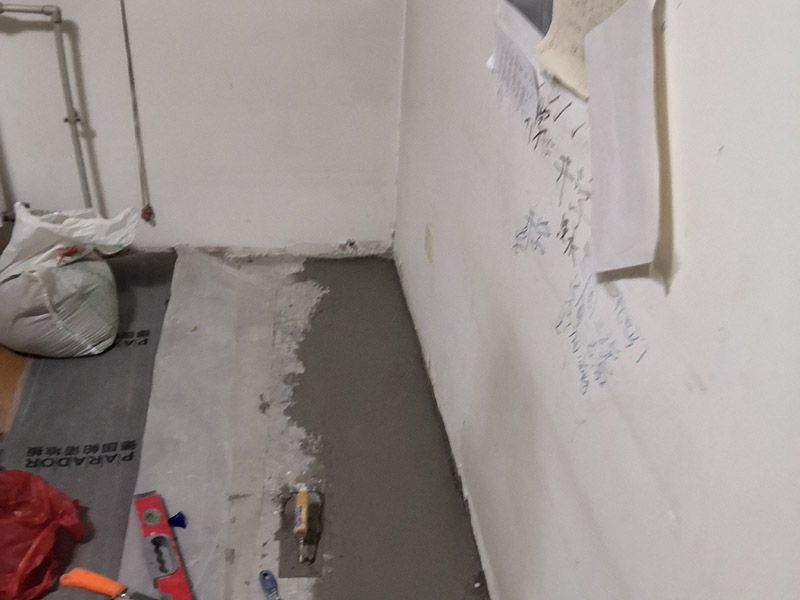 地板下水管漏水維修:關(guān)閉閥門，找出水管的位置走向，找到和主管連接的活接。埋在磚下的或是鐵管或熱熔管，一般鐵管出現(xiàn)漏水的情況多?？臻g不足，或采用明管影響美觀，通行及擺放物品時(shí)，就要除掉地磚重新?lián)Q管。先把地磚水管位置刨開，露出里面的管道。若是熱熔管，需要熱熔工具，可以找施工人員更換。水管更換完畢，一定要打開閥門試水。仔細(xì)觀察接頭處是否有滲漏滴水情況。 當(dāng)沒(méi)有滲水情況時(shí)，才可以重新鋪磚覆蓋。