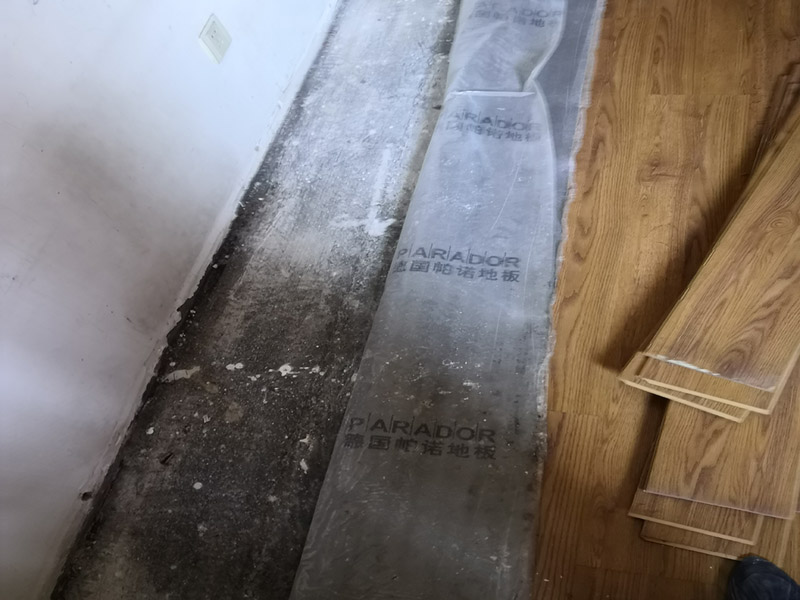 地板下水管漏水維修:關(guān)閉閥門，找出水管的位置走向，找到和主管連接的活接。埋在磚下的或是鐵管或熱熔管，一般鐵管出現(xiàn)漏水的情況多?？臻g不足，或采用明管影響美觀，通行及擺放物品時(shí)，就要除掉地磚重新?lián)Q管。先把地磚水管位置刨開，露出里面的管道。若是熱熔管，需要熱熔工具，可以找施工人員更換。水管更換完畢，一定要打開閥門試水。仔細(xì)觀察接頭處是否有滲漏滴水情況。 當(dāng)沒(méi)有滲水情況時(shí)，才可以重新鋪磚覆蓋。