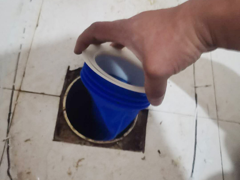 馬桶止逆閥安裝： 1、檢查排污管道與地面水平度：在安裝馬桶前應(yīng)先對排污管道進行全面檢查，看管道內(nèi)是否有泥砂、廢紙等雜物堵塞，同時檢查馬桶安裝位的地面前后左右是否水平，如發(fā)現(xiàn)地面不平，在安裝時應(yīng)將地面找平。 2、確定排污管中心：翻轉(zhuǎn)馬桶，在馬桶排污口上確定中心，并劃出十字中心線，中心線應(yīng)延伸到馬桶底部四周腳邊。 3、固定馬桶：將馬桶上的與地面排污口的十字線對準，保持水平安裝馬桶，并用力壓緊密封圈，安裝上地腳螺絲及裝飾帽。 4、做好底部密封：在馬桶排污口上安裝好專用密封圈，或在四周打上一圈玻璃膠(油灰)或水泥砂漿，水泥與砂的比例為1：3。 5、安裝水箱配件：放水3-5分鐘沖洗管道，以保證自來水管的清潔;再安裝角閥和連接軟管，然后將軟管與安裝的水箱配件進水閥連接并按通水源。 6、調(diào)試檢驗：檢查進水閥進水及密封是否正常，檢查排水閥安裝位置是否靈活，有無卡阻及滲漏，有無漏裝進水閥過濾裝置等