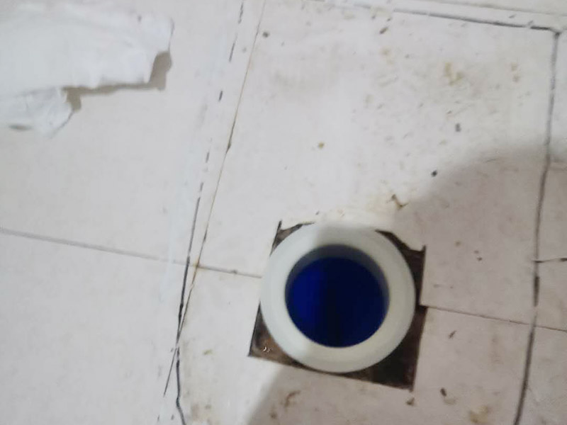 馬桶止逆閥安裝： 1、檢查排污管道與地面水平度：在安裝馬桶前應(yīng)先對排污管道進行全面檢查，看管道內(nèi)是否有泥砂、廢紙等雜物堵塞，同時檢查馬桶安裝位的地面前后左右是否水平，如發(fā)現(xiàn)地面不平，在安裝時應(yīng)將地面找平。 2、確定排污管中心：翻轉(zhuǎn)馬桶，在馬桶排污口上確定中心，并劃出十字中心線，中心線應(yīng)延伸到馬桶底部四周腳邊。 3、固定馬桶：將馬桶上的與地面排污口的十字線對準，保持水平安裝馬桶，并用力壓緊密封圈，安裝上地腳螺絲及裝飾帽。 4、做好底部密封：在馬桶排污口上安裝好專用密封圈，或在四周打上一圈玻璃膠(油灰)或水泥砂漿，水泥與砂的比例為1：3。 5、安裝水箱配件：放水3-5分鐘沖洗管道，以保證自來水管的清潔;再安裝角閥和連接軟管，然后將軟管與安裝的水箱配件進水閥連接并按通水源。 6、調(diào)試檢驗：檢查進水閥進水及密封是否正常，檢查排水閥安裝位置是否靈活，有無卡阻及滲漏，有無漏裝進水閥過濾裝置等
