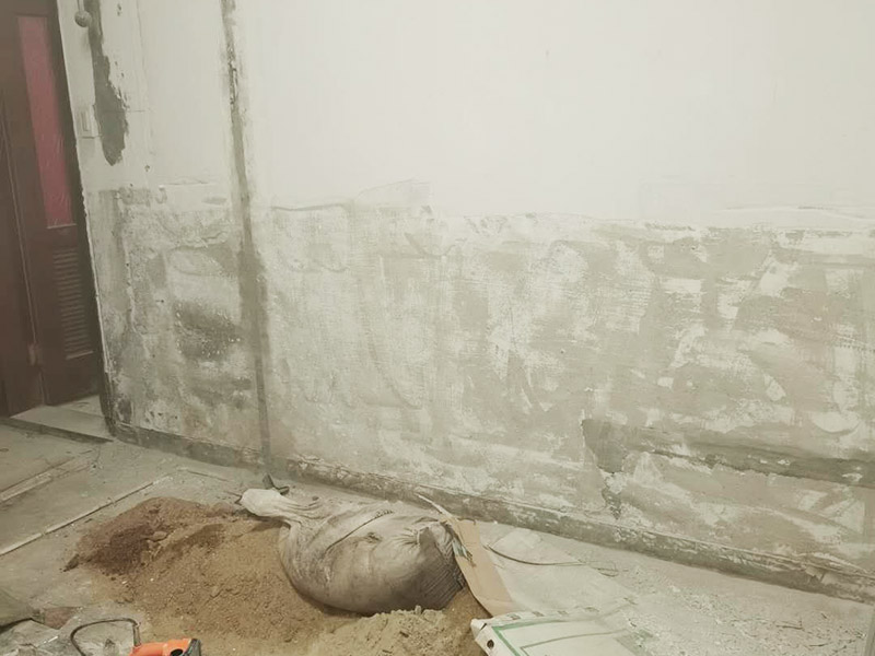 墻面刮膩子及保護(hù):鋪地面保護(hù)膜是從門口開始平整鋪設(shè)，當(dāng)鋪裝到與潮濕界面連接處時，如衛(wèi)生間、廚房、陰面陽臺等處，應(yīng)將防潮膜向上翻，用防潮膜包住地板的邊部，防止潮氣進(jìn)入，減少和避免該區(qū)域地板的變色和變形。 基層做好處理后，墻面還是會有一些凹陷的地方，這個時候就可以用石膏膩子來補平。將石膏膩子壓實凹陷處，橫抹豎起的地方再重新刮一遍，這樣來確保墻面的平整。