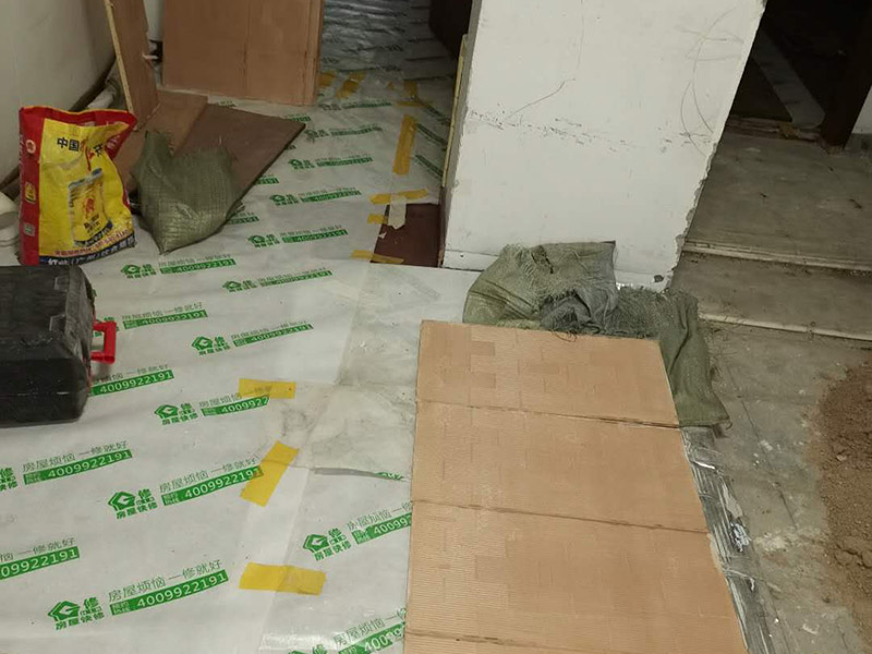 墻面刮膩子及保護(hù):鋪地面保護(hù)膜是從門口開始平整鋪設(shè)，當(dāng)鋪裝到與潮濕界面連接處時，如衛(wèi)生間、廚房、陰面陽臺等處，應(yīng)將防潮膜向上翻，用防潮膜包住地板的邊部，防止潮氣進(jìn)入，減少和避免該區(qū)域地板的變色和變形。 基層做好處理后，墻面還是會有一些凹陷的地方，這個時候就可以用石膏膩子來補平。將石膏膩子壓實凹陷處，橫抹豎起的地方再重新刮一遍，這樣來確保墻面的平整。