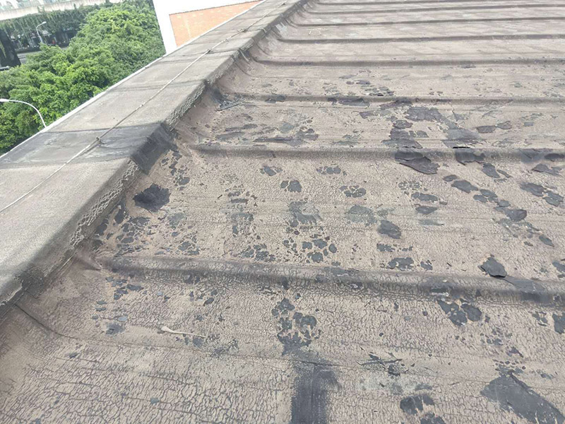 廠房屋頂防水處理：首先，用水泥砂漿找平，同時(shí)做好防水層和保護(hù)層，然后，檢查基層處理并進(jìn)行清理，要求不能有任何雜質(zhì)，且屋面必須保持干燥，否則會(huì)直接影響防水效果，最后，根據(jù)當(dāng)天的施工量配置相應(yīng)的瀝青，并參照從高到低、從遠(yuǎn)到近的順序，開(kāi)始鋪貼屋面防水卷材。
