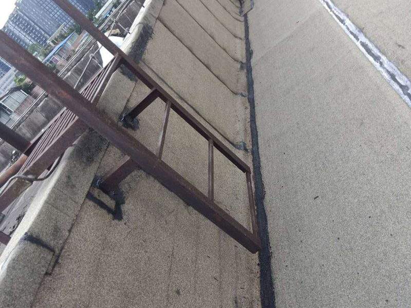 廠房屋頂防水處理：首先，用水泥砂漿找平，同時(shí)做好防水層和保護(hù)層，然后，檢查基層處理并進(jìn)行清理，要求不能有任何雜質(zhì)，且屋面必須保持干燥，否則會(huì)直接影響防水效果，最后，根據(jù)當(dāng)天的施工量配置相應(yīng)的瀝青，并參照從高到低、從遠(yuǎn)到近的順序，開(kāi)始鋪貼屋面防水卷材。