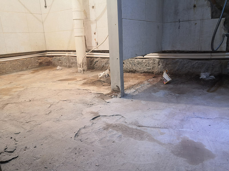 衛(wèi)生間地面找平防水:衛(wèi)生間做防水處理的第一步就是涂抹防水涂料，但是因為普通的住宅衛(wèi)生間普遍都比較小，并且都會有管線穿過樓板的情況，因此在做衛(wèi)生間防水時一般都是涂抹防水涂料而不是采用卷材來進行防水。 涂刷完防水涂料之后，再等涂料完全干燥后就可以進行閉水試驗了。做閉水試驗之前需要把衛(wèi)生間的所有出入水口都堵住，然后在衛(wèi)生間里放水，高大致在2厘米左右即可，然后等到第二天看一下衛(wèi)生間樓下的天花板有沒有漏水，還有看一下衛(wèi)生間隔壁的墻體是否有滲水的情況。 衛(wèi)生間防水處理的工作做完以后還需要將衛(wèi)生間的一些垃圾和廢棄的工具都清理干凈，要保持地面和衛(wèi)生間墻體的整潔。