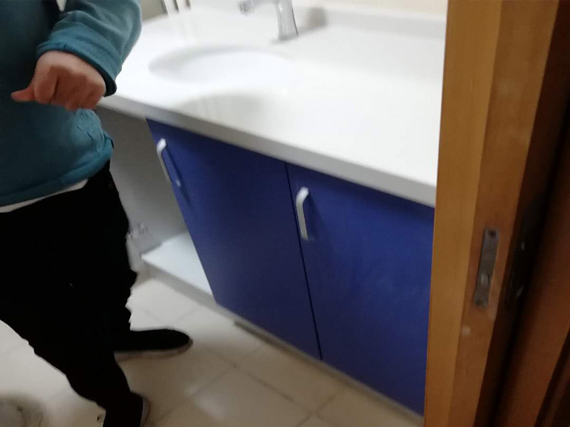 浴室柜裝修安裝:掛墻式浴室柜主柜安裝方法，按柜子掛鐵片的孔位、孔距，量出孔在墻面上的位置。用沖擊鉆在墻面上打孔，再用已有的爆炸螺絲把柜子安裝在墻上。還有用水平尺測量柜子是否安裝水平，再把臺面盆放在柜子上面。浴室柜一般距離地面的高度是80cm-85cm，根據(jù)使用人的身高和習(xí)慣可以略做調(diào)節(jié)。