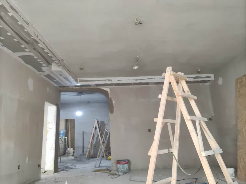 客廳吊頂造型施工：在客廳四周做吊頂，中間不做吊頂。這種吊頂可用木材夾板成型，設(shè)計(jì)成各種形狀，在配以射燈或筒燈，在不吊頂?shù)闹虚g不分配上新穎的吸頂燈。這樣會(huì)在視覺上增加視覺的層高，教適合于大空間的客廳。將客廳四周的吊頂做厚，而中間部分作薄，從而形成兩個(gè)明顯的層次。 確定吊頂區(qū)域,在相鄰墻面彈出水平線，畫龍骨固定線，頂面打空,栽內(nèi)漲絲,旋緊鍍鋅吊掛傳絲，架設(shè)輕鋼龍骨，用防銹自功釘固定石膏板并留出筒燈安裝點(diǎn)位，在石膏板銜接處預(yù)留8-10mm空隙,充填石膏外貼牛皮紙，用防銹漆將所有釘眼涂。
