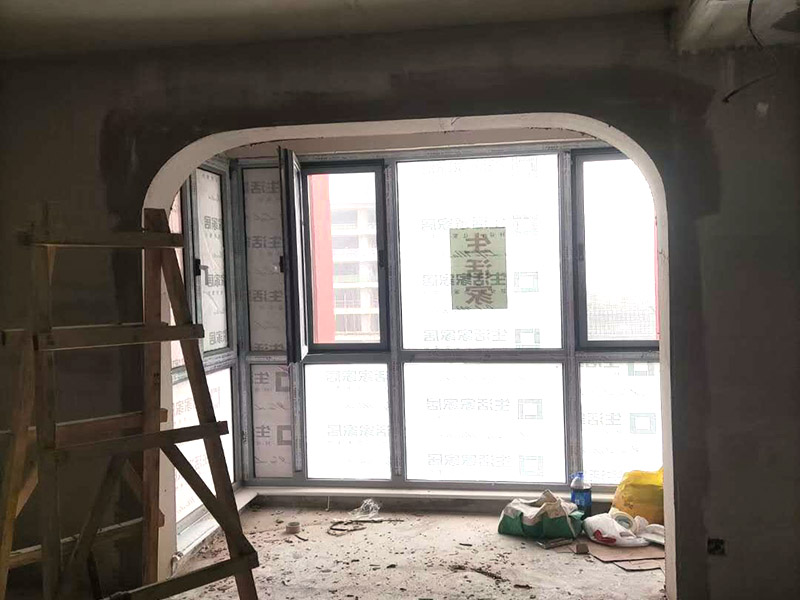 客廳吊頂造型施工：在客廳四周做吊頂，中間不做吊頂。這種吊頂可用木材夾板成型，設(shè)計(jì)成各種形狀，在配以射燈或筒燈，在不吊頂?shù)闹虚g不分配上新穎的吸頂燈。這樣會(huì)在視覺上增加視覺的層高，教適合于大空間的客廳。將客廳四周的吊頂做厚，而中間部分作薄，從而形成兩個(gè)明顯的層次。 確定吊頂區(qū)域,在相鄰墻面彈出水平線，畫龍骨固定線，頂面打空,栽內(nèi)漲絲,旋緊鍍鋅吊掛傳絲，架設(shè)輕鋼龍骨，用防銹自功釘固定石膏板并留出筒燈安裝點(diǎn)位，在石膏板銜接處預(yù)留8-10mm空隙,充填石膏外貼牛皮紙，用防銹漆將所有釘眼涂。