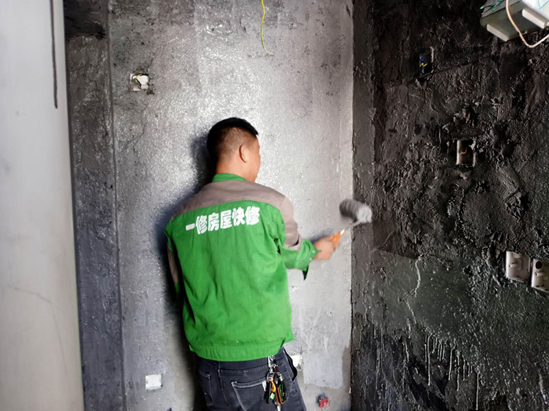 衛(wèi)生間地面刷防水：第一步：清理墻面和地面 在涂刷防水涂層之前，先要清理墻面和地面，同時(shí)要用連接的氣泵皮管吹盡陰角處的浮沉。 第二步：刷防水涂料；刷防水涂料時(shí)先刷墻角部位，交接處應(yīng)有200mm，不得有漏刷情況。 墻角涂刷完成后涂刷墻體：第一遍涂刷墻面時(shí)，應(yīng)上下縱向涂刷，第二遍涂刷墻體，應(yīng)左右橫向涂刷。注意、第二遍防水涂料間需要有一定時(shí)間間隔，待遍涂料干透后才能進(jìn)行第二遍，具體時(shí)間視涂料而定。間隔時(shí)間太短，防水的效果會(huì)大打折扣。 第三步：閉水試驗(yàn) 在涂刷完防水涂料后，不能立刻貼瓷磚，還必須進(jìn)行防水測(cè)試。 防水測(cè)試具體方法是：堵住衛(wèi)生間排水口、地漏等，然后將衛(wèi)生間積水2~3cm。24小時(shí)后到樓下查看是否有水滲漏，一旦發(fā)現(xiàn)有滲水痕跡，必須馬上返工。