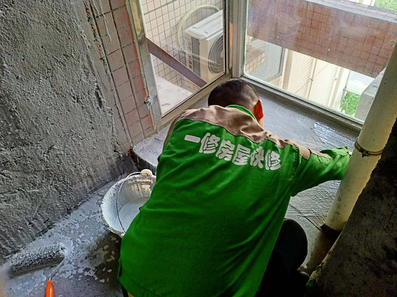 衛(wèi)生間地面刷防水：第一步：清理墻面和地面 在涂刷防水涂層之前，先要清理墻面和地面，同時(shí)要用連接的氣泵皮管吹盡陰角處的浮沉。 第二步：刷防水涂料；刷防水涂料時(shí)先刷墻角部位，交接處應(yīng)有200mm，不得有漏刷情況。 墻角涂刷完成后涂刷墻體：第一遍涂刷墻面時(shí)，應(yīng)上下縱向涂刷，第二遍涂刷墻體，應(yīng)左右橫向涂刷。注意、第二遍防水涂料間需要有一定時(shí)間間隔，待遍涂料干透后才能進(jìn)行第二遍，具體時(shí)間視涂料而定。間隔時(shí)間太短，防水的效果會(huì)大打折扣。 第三步：閉水試驗(yàn) 在涂刷完防水涂料后，不能立刻貼瓷磚，還必須進(jìn)行防水測(cè)試。 防水測(cè)試具體方法是：堵住衛(wèi)生間排水口、地漏等，然后將衛(wèi)生間積水2~3cm。24小時(shí)后到樓下查看是否有水滲漏，一旦發(fā)現(xiàn)有滲水痕跡，必須馬上返工。