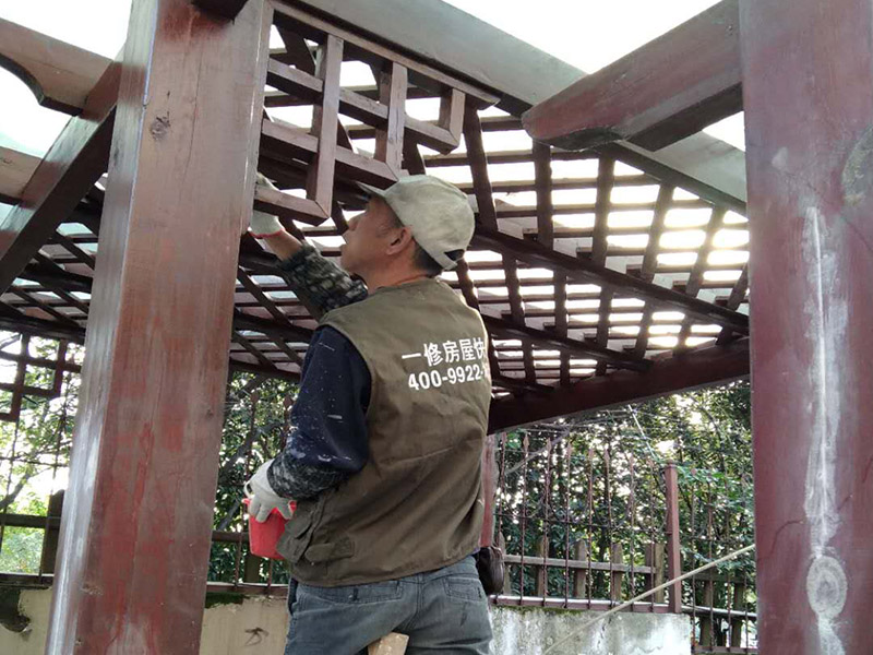 花園欄桿加固刷漆：清理木器表面→磨砂紙打光→上潤泊粉→打磨砂紙→滿刮第一遍膩子,砂紙磨光→滿刮第二遍膩子,細砂紙磨光→涂刷油色→刷第一遍清漆→拼找顏色,復補膩子,細砂紙磨光→刷第二遍清漆,細砂紙磨光→刷第三遍清漆、磨光→水砂紙打磨退光,打蠟,擦亮。 打磨基層是涂刷清漆的重要工序,應首先將木器表面的塵灰、油污等雜質清除干凈。 上潤油粉也是清漆涂刷的重要工序,施工時用棉絲蘸油粉涂抹在木器的表面上,用手來回揉擦,將油粉擦入到木材的察眼內。 涂刷清油時,手握油刷要輕松自然,手指輕輕用力,以移動時不松動、不掉刷為準。 涂刷時要按照蘸次要多、每次少蘸油、操作時勤,順刷的要求,依照先上后下、先難后易、先左后右、先里后外的順序和橫刷豎順的操作方法施工。