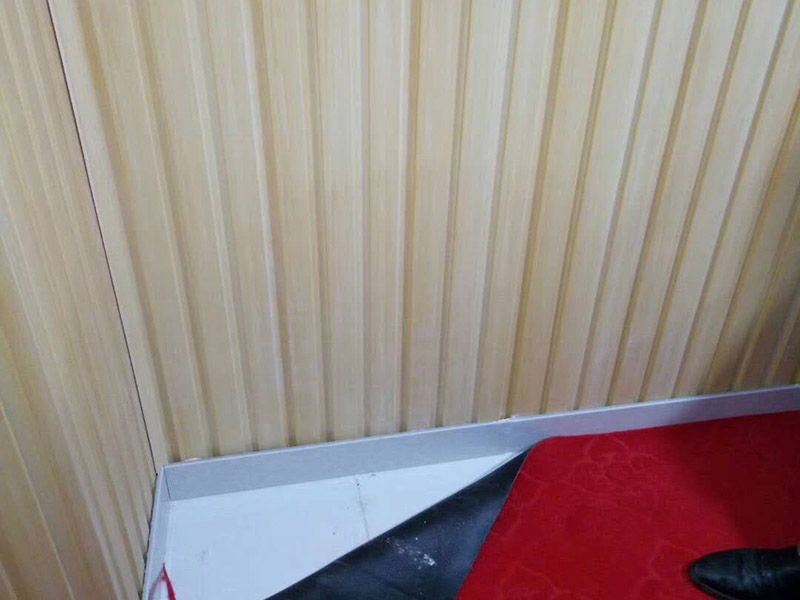 墻內水管漏水檢測：首先，可以通過尋管儀確定管道的確切位置，其次，保持一直不要用水，先看一下水表，記下數字，過會再去看水表，觀察是否漏水把水閘關掉，把水放干。找一根水管向地漏沖水，看樓下會不會漏水堵住地漏，在衛(wèi)生間放較多水，一會兒后，觀察樓下會不會漏水，如果進水管和排水管正常，但防水層漏水測試發(fā)現樓下漏水，那就是防水層漏水，找到漏水處后，先關閉閥門、截斷水源后，將水龍頭打開至適當位置，然后用專用膠布捆住漏水的部位。