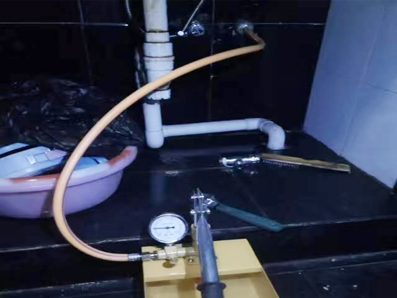 墻內水管漏水檢測：首先，可以通過尋管儀確定管道的確切位置，其次，保持一直不要用水，先看一下水表，記下數字，過會再去看水表，觀察是否漏水把水閘關掉，把水放干。找一根水管向地漏沖水，看樓下會不會漏水堵住地漏，在衛(wèi)生間放較多水，一會兒后，觀察樓下會不會漏水，如果進水管和排水管正常，但防水層漏水測試發(fā)現樓下漏水，那就是防水層漏水，找到漏水處后，先關閉閥門、截斷水源后，將水龍頭打開至適當位置，然后用專用膠布捆住漏水的部位。