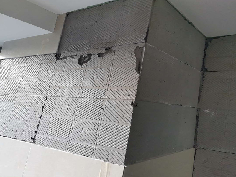 瓷磚空鼓維修鋪貼：首先，先使用空鼓錘敲擊墻面確認(rèn)空鼓范圍。如果敲擊的聲音比較沉悶的話，說明鋪貼比較實(shí)也比較牢固。反之，發(fā)出“咚咚”清脆的聲響的話，說明瓷磚存在空鼓。然后在開孔處注射瓷磚空鼓修復(fù)膠。如有溢出的膠水盡量在干固之前用濕抹布擦掉，如填縫處有膠水滲出是因?yàn)樵械奶羁p劑密度不夠，可重新涂抹一層密度較大的填縫劑。最后使用填縫劑填補(bǔ)孔位，擦掉多余的填縫劑。