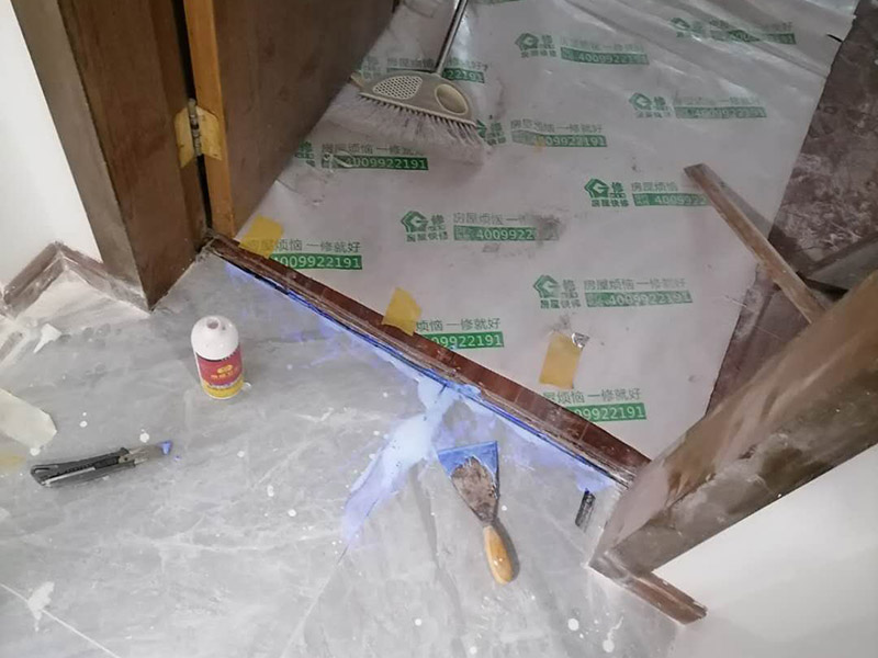 局部瓷磚空鼓維修：先把拱起的瓷磚與其他瓷磚之間的接縫用切割機(jī)鋸開(切割時會有很大的粉塵，所以需要不停地往切割機(jī)里加水)，要很小心地把瓷磚掀起，動作一定要輕，否則容易造成瓷磚破裂。 把粘在瓷磚邊上的水泥砂漿全部刮掉。處理磚下的水泥層，刨掉1-2厘米，清理干凈。 均勻涂上一層混合水泥砂漿。水泥黃沙比例為：墻磚1：3，地磚：1：2——3，水泥的水泥標(biāo)號為32.5號水泥。此外，如果使用的是白水泥，一定要采用108膠，這樣可以使水泥與地磚之間緊密黏合。 把清理好的瓷磚重新鋪好，壓平，等水泥徹底干透后再使用填縫機(jī)加固，從而避免地磚上翹、開裂的現(xiàn)象。