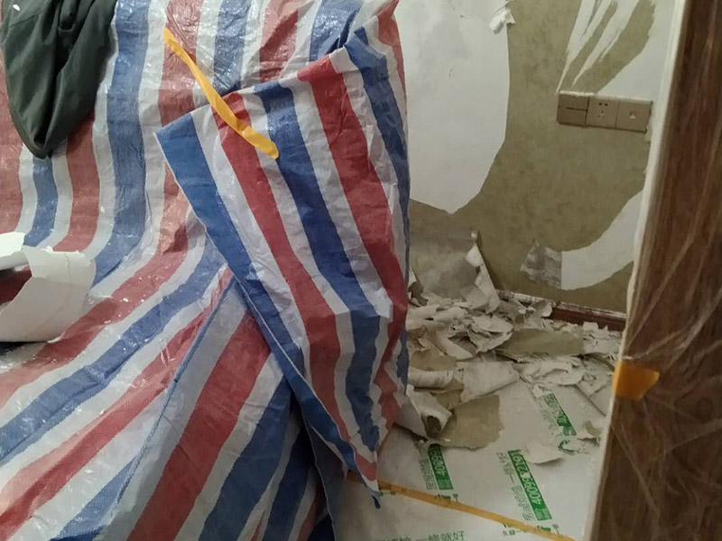 撕墻紙成品保護:在墻面頂部選一塊不顯眼的角落，用美工刀的刀尖將墻紙掀起。注：揭除可剝離墻紙時，掀起墻紙一角，將其從墻上撕下，手要盡量靠近墻面，這樣可將撕破墻紙的可能性降到最低。 墻紙、墻布裝飾面已經裱糊完成的房間應該及時清理干凈，在后續(xù)施工過程中，不要再作為物料 房或休息室使用，避免墻紙、墻布遭受污染或損壞，房間最好及時上鎖，并定期做好通風換氣、排氣的工作。 墻面裱糊時，各道工序必須嚴格按照規(guī)程施工，操作時要做到干凈利落，邊縫要切割整齊到位，膠痕跡要擦干凈。