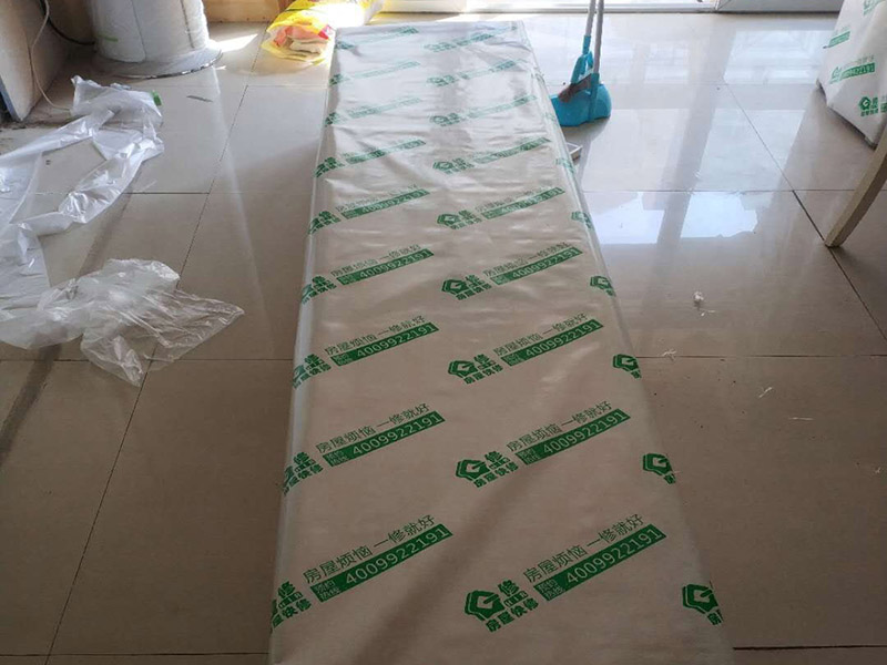撕墻紙成品保護:在墻面頂部選一塊不顯眼的角落，用美工刀的刀尖將墻紙掀起。注：揭除可剝離墻紙時，掀起墻紙一角，將其從墻上撕下，手要盡量靠近墻面，這樣可將撕破墻紙的可能性降到最低。 墻紙、墻布裝飾面已經裱糊完成的房間應該及時清理干凈，在后續(xù)施工過程中，不要再作為物料 房或休息室使用，避免墻紙、墻布遭受污染或損壞，房間最好及時上鎖，并定期做好通風換氣、排氣的工作。 墻面裱糊時，各道工序必須嚴格按照規(guī)程施工，操作時要做到干凈利落，邊縫要切割整齊到位，膠痕跡要擦干凈。