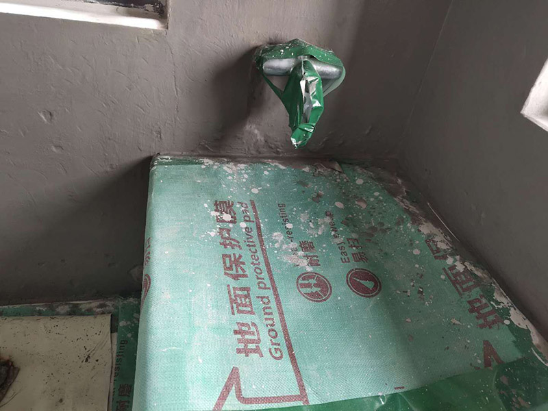 衛(wèi)生間防水處理：首先就要把衛(wèi)生間的地平面整平，地面不平，在涂刷防水涂料的時(shí)候就可能會涂不均勻，又或是地面因?yàn)椴黄蕉菀琢验_，這即使是涂了防水涂料上去也會隨著地面裂開。 衛(wèi)生間的墻面上也需要做防水處理，一般都是自地平面向上在墻面上涂刷30cm，這是為了不讓積水滲透到墻面里形成返潮；不過有許多家庭都會使用淋浴房，在這一塊區(qū)就需要把防水涂料涂刷到180cm，這樣噴頭的水就不容易滲入墻內(nèi)；如果是浴缸，那就把高度涂高到浴缸之上30cm。 防水層涂刷好后，需要涼一定的時(shí)間。這樣是為了讓防水層與墻面更好地融合在一起，以防止在之后的施工中對防水層造成破壞，這點(diǎn)在之后的鋪地磚過程中猶其是要注意。 在墻與地面相接處，也包括角落部分，還有管與建筑效接處，這幾個(gè)地方就要用高彈性的柔性防水涂料，這幾個(gè)地方要特別注意，會漏水的地方經(jīng)常是這幾個(gè)地方。