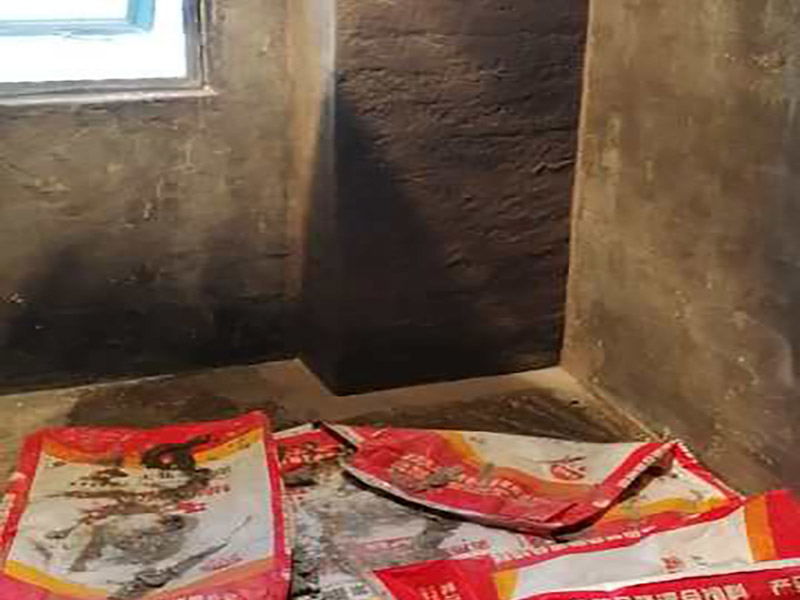 衛(wèi)生間防水貼磚：一般的防水施工要做2到3遍，而且防水的順序也是有講究的，比如，要先做完墻面防水再貼墻磚，其次才可以做地面防水，再貼地磚。因為地面經(jīng)常會踩來踩去，地面防水如果先做了會很容易踩壞。一般情況下，在2到3遍的防水層全部做好后，會有5到7天的固化期，固化期到了，我們也需要重新測試防水做的好不好，漏不漏水，這就需要再加水測試24小時后看看家里地面水位是否下降，或者看看樓下鄰居的衛(wèi)生間有沒有漏水的痕跡。 如果沒有漏水，那要記得再用一層水泥砂漿做一層防水保護，其目的是防止貼磚工作摩擦二次破壞防水層表面。但如果還是漏水，那就說明防水沒做徹底，需要重做防水。按照第一次的工序再等待干透和測試，沒有問題就可以鋪貼地磚了。