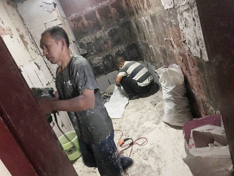 廚房拆除重裝施工：拆除舊廚房是工程中的第一項，將情墻面和地面上原有的瓷磚全部砸掉，不要只砸掉一半或一部分，以免后面在鋪貼時有縫隙。拆除吊頂、廚具和燈具，需按照一定的流程拆除。如果想要重新將廚房整頓一下，那么就將廚房的一切原有的都拆除掉。水路和電路的設計都是很隱藏的，一般都會做成暗管，隱藏在墻面或地面下，既美觀又不影響使用。做防水是必要的步驟，當抹平的水泥完全干透后，要在上面涂抹2-3遍的防水涂料。防水涂料完全干透后，要做防水實驗。貼磚時避免直接站在防水層上，以免踩壞防水層。貼磚工人要站在做完防水處理后的地面上進行鋪貼瓷磚。貼瓷磚時要防止出現(xiàn)空鼓和參差不齊的現(xiàn)象。瓷磚和地磚鋪貼完成后，就要按照流程安裝其他家具，比如櫥柜、吊頂和燈具等等。