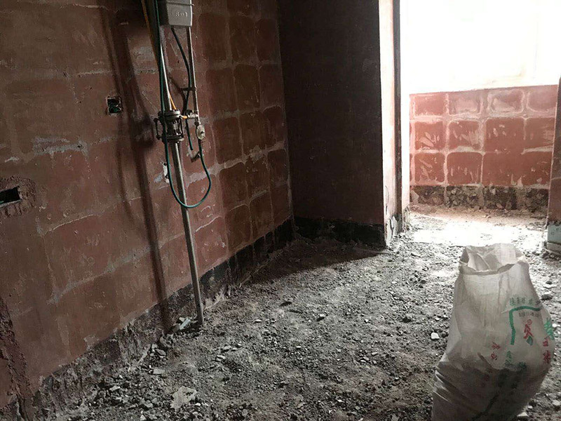 廚房拆除重裝施工：拆除舊廚房是工程中的第一項，將情墻面和地面上原有的瓷磚全部砸掉，不要只砸掉一半或一部分，以免后面在鋪貼時有縫隙。拆除吊頂、廚具和燈具，需按照一定的流程拆除。如果想要重新將廚房整頓一下，那么就將廚房的一切原有的都拆除掉。水路和電路的設計都是很隱藏的，一般都會做成暗管，隱藏在墻面或地面下，既美觀又不影響使用。做防水是必要的步驟，當抹平的水泥完全干透后，要在上面涂抹2-3遍的防水涂料。防水涂料完全干透后，要做防水實驗。貼磚時避免直接站在防水層上，以免踩壞防水層。貼磚工人要站在做完防水處理后的地面上進行鋪貼瓷磚。貼瓷磚時要防止出現(xiàn)空鼓和參差不齊的現(xiàn)象。瓷磚和地磚鋪貼完成后，就要按照流程安裝其他家具，比如櫥柜、吊頂和燈具等等。