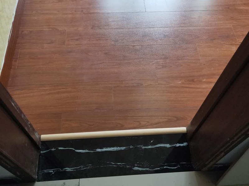 全屋地板換新服務(wù)：鋪地板前都要做一件事，就是清理施工現(xiàn)場，將地面的垃圾清掃干凈，特別是角落要注意清潔干凈，做到無塵無污染。清潔往后開始做地面找平工作，其地面的水平要保持在2mm的誤差內(nèi)，超過的話就必須要做找平了，否則地板鋪好后腳感也會不好的。鋪地板前還需要先將地板進(jìn)行預(yù)鋪，主要是因為地板是錯落安裝的，預(yù)鋪一下，根據(jù)室內(nèi)尺寸進(jìn)行，肯定是有部分地板需要一分為二，預(yù)鋪后根據(jù)尺寸來鋸，可以避免地板損耗。地板有一定的膨脹率，因此鋪裝前要在其與墻面接觸的部位預(yù)留膨脹縫，以免地板起鼓，膨脹縫的大小一般和地板的膨脹系數(shù)有關(guān)系。