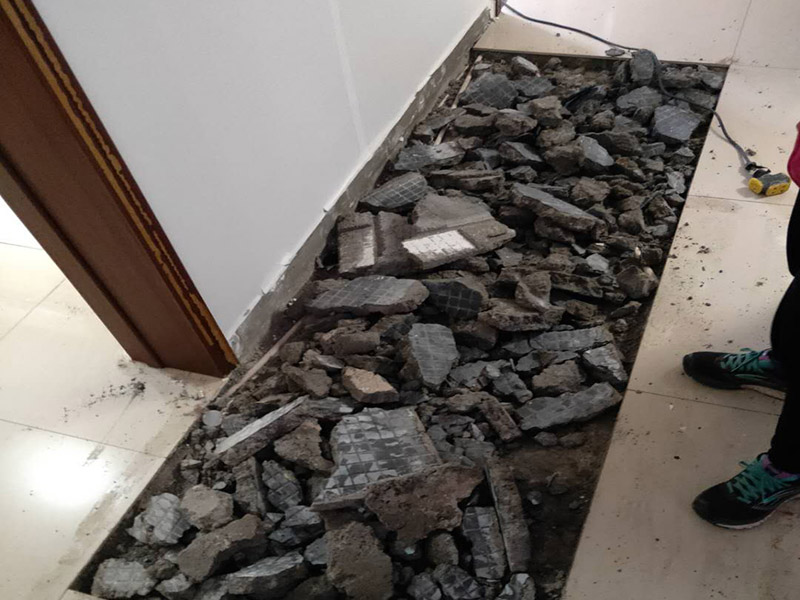 全屋瓷磚拆除施工:首先要撬開大門口的那塊地磚，因為那塊地du磚是有一邊露在外面的所以比較容易撬開。再用扁的鑿子一片一片的往里撬，如果水泥砂漿做的不是特別牢固的話可以直接用錘子把扁撬敲擊地磚和水泥地中間的縫隙。