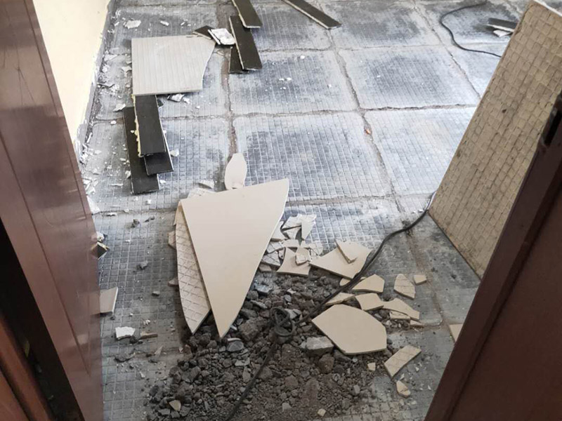 全屋瓷磚拆除施工:首先要撬開大門口的那塊地磚，因為那塊地du磚是有一邊露在外面的所以比較容易撬開。再用扁的鑿子一片一片的往里撬，如果水泥砂漿做的不是特別牢固的話可以直接用錘子把扁撬敲擊地磚和水泥地中間的縫隙。
