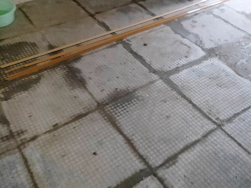 全屋瓷磚拆除施工:首先要撬開大門口的那塊地磚，因為那塊地du磚是有一邊露在外面的所以比較容易撬開。再用扁的鑿子一片一片的往里撬，如果水泥砂漿做的不是特別牢固的話可以直接用錘子把扁撬敲擊地磚和水泥地中間的縫隙。
