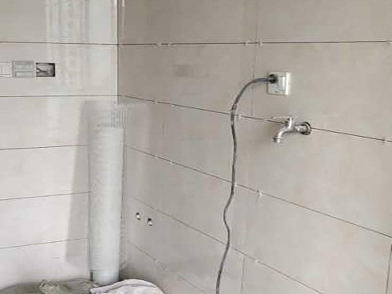 浴室瓷磚鋪貼裝修：在鋪貼瓷磚前，要先把還沒涂抹水泥的地磚鋪在地上，并敲平，然后在地磚上涂滿水泥，鋪在地面，鋪地磚的過程中要對齊四塊磚的對角位置。  另外，在鋪貼瓷磚時(shí)也要講究鋪貼順序，在鋪地磚時(shí)應(yīng)從內(nèi)向外貼，有坡度或地漏的地方，要注意排水方向找坡，而墻面磚應(yīng)從下往上貼，底層的瓷磚要最后貼，這樣鋪貼出來才美觀，鋪完地磚后還要壓地磚。 瓷磚鋪貼像是用膠水把兩個(gè)東西粘貼在一起，如果物體表面有臟東西的話，粘貼就不會(huì)很牢固，因此在鋪貼瓷磚前我們要先清理浴室的墻面和地面。如果墻面本身有裂痕，也要先進(jìn)行處理再鋪貼瓷磚；而地面有不平或不直的地方也要先進(jìn)行找平處理，這樣貼出來的瓷磚才比較完美。