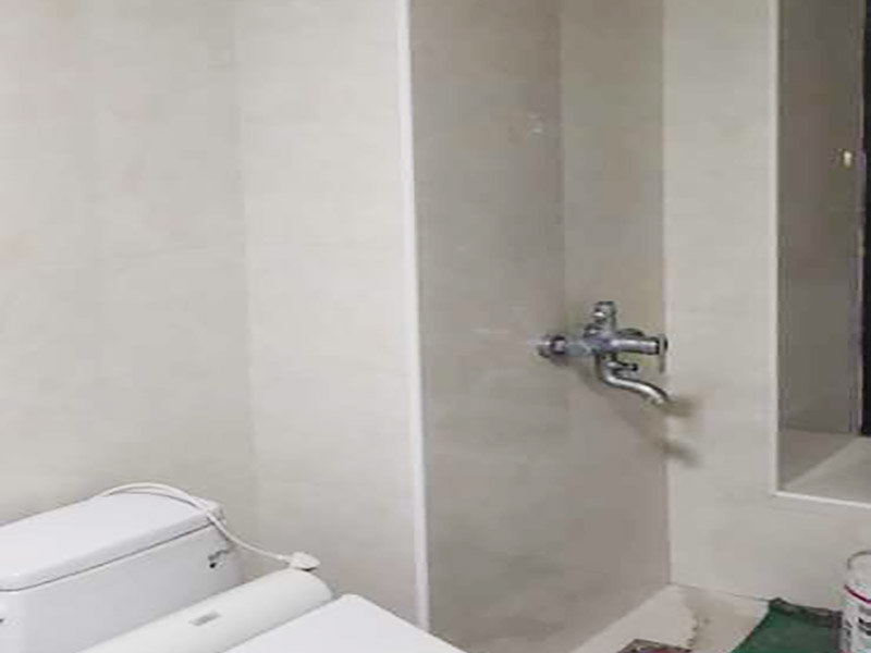 浴室瓷磚鋪貼裝修：在鋪貼瓷磚前，要先把還沒涂抹水泥的地磚鋪在地上，并敲平，然后在地磚上涂滿水泥，鋪在地面，鋪地磚的過程中要對齊四塊磚的對角位置。  另外，在鋪貼瓷磚時(shí)也要講究鋪貼順序，在鋪地磚時(shí)應(yīng)從內(nèi)向外貼，有坡度或地漏的地方，要注意排水方向找坡，而墻面磚應(yīng)從下往上貼，底層的瓷磚要最后貼，這樣鋪貼出來才美觀，鋪完地磚后還要壓地磚。 瓷磚鋪貼像是用膠水把兩個(gè)東西粘貼在一起，如果物體表面有臟東西的話，粘貼就不會(huì)很牢固，因此在鋪貼瓷磚前我們要先清理浴室的墻面和地面。如果墻面本身有裂痕，也要先進(jìn)行處理再鋪貼瓷磚；而地面有不平或不直的地方也要先進(jìn)行找平處理，這樣貼出來的瓷磚才比較完美。