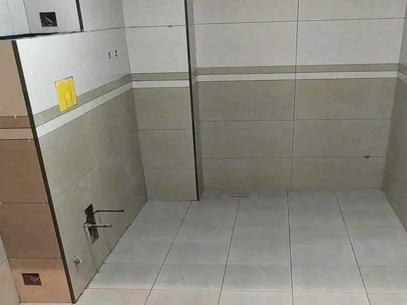 衛(wèi)生間裝修翻新:為了讓翻新后的衛(wèi)生間能給家人帶來更加的便利，首先要咨詢家里人的意見和使用習慣，如果家里有老人和小孩的話，防滑設施一定要到位。要全面分析戶型平面圖，使得對衛(wèi)生間的尺寸和排水位置等有一個大體的了解，然后在根據(jù)衛(wèi)生間的大小來安排好衛(wèi)生間設備的位置。如果原來的墻磚和地面很老舊的話，可以考慮把墻磚和地面打掉，然后在鋪貼新磚。這里要注意的是鋪貼新磚之前一定要對衛(wèi)生間做好防水。