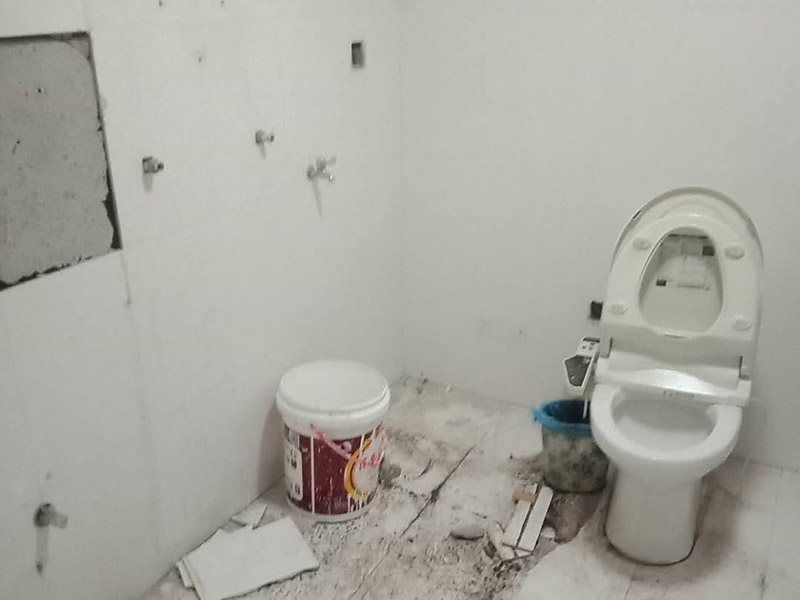 衛(wèi)生間裝修翻新:為了讓翻新后的衛(wèi)生間能給家人帶來更加的便利，首先要咨詢家里人的意見和使用習慣，如果家里有老人和小孩的話，防滑設施一定要到位。要全面分析戶型平面圖，使得對衛(wèi)生間的尺寸和排水位置等有一個大體的了解，然后在根據(jù)衛(wèi)生間的大小來安排好衛(wèi)生間設備的位置。如果原來的墻磚和地面很老舊的話，可以考慮把墻磚和地面打掉，然后在鋪貼新磚。這里要注意的是鋪貼新磚之前一定要對衛(wèi)生間做好防水。