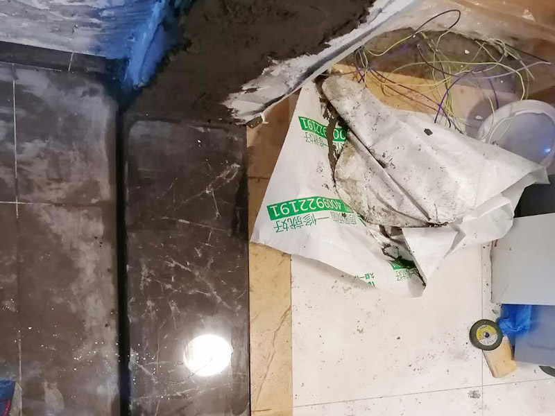 廚房局部改造：防水主要是要確保洗菜盆的位置和地面的傾角。前者最關(guān)鍵是做好接口的防水。用夾板做的櫥柜受水后通通氣就行了，但組合式的櫥柜受水后就會膨脹，致使其后表面防火板層脫離。因而櫥柜的座地部分一定要做10公分的磚臺，防水最有效。 舊廚房的內(nèi)部結(jié)構(gòu)相對要復(fù)雜一些。不僅是要請裝修公司對廚房進(jìn)行丈量，還需要看看各種管道原來的位置是否合適，如果不合適則需要進(jìn)行改動，則裝修公司會出一份廚房改造圖紙交給施工隊，由施工隊按圖紙進(jìn)行必要的改造。