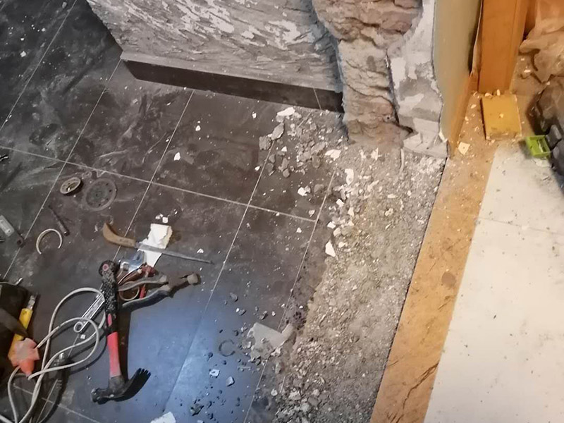 廚房局部改造：防水主要是要確保洗菜盆的位置和地面的傾角。前者最關(guān)鍵是做好接口的防水。用夾板做的櫥柜受水后通通氣就行了，但組合式的櫥柜受水后就會膨脹，致使其后表面防火板層脫離。因而櫥柜的座地部分一定要做10公分的磚臺，防水最有效。 舊廚房的內(nèi)部結(jié)構(gòu)相對要復(fù)雜一些。不僅是要請裝修公司對廚房進(jìn)行丈量，還需要看看各種管道原來的位置是否合適，如果不合適則需要進(jìn)行改動，則裝修公司會出一份廚房改造圖紙交給施工隊，由施工隊按圖紙進(jìn)行必要的改造。