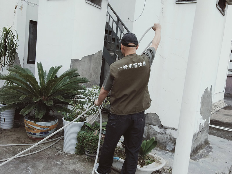 更換墻內(nèi)網(wǎng)線(xiàn)有技巧，兩人配合效率高，換線(xiàn)高手哪里找