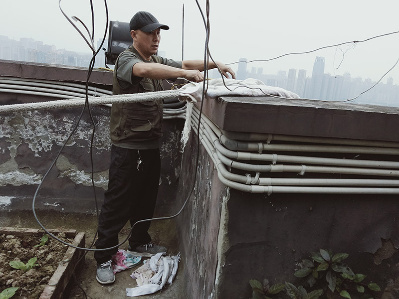 高空施工準備工作：(1)施工前，應逐級進行安全技術(shù)教育及交底，落實所有安全技術(shù)措施和人身防護用 品，未經(jīng)落實時不得進行施工。(2)高處作業(yè)中的安全標志、工具、儀表、電氣設施和各種設備，必須在施工前加以 檢查，確認其完好，方能投入使用。