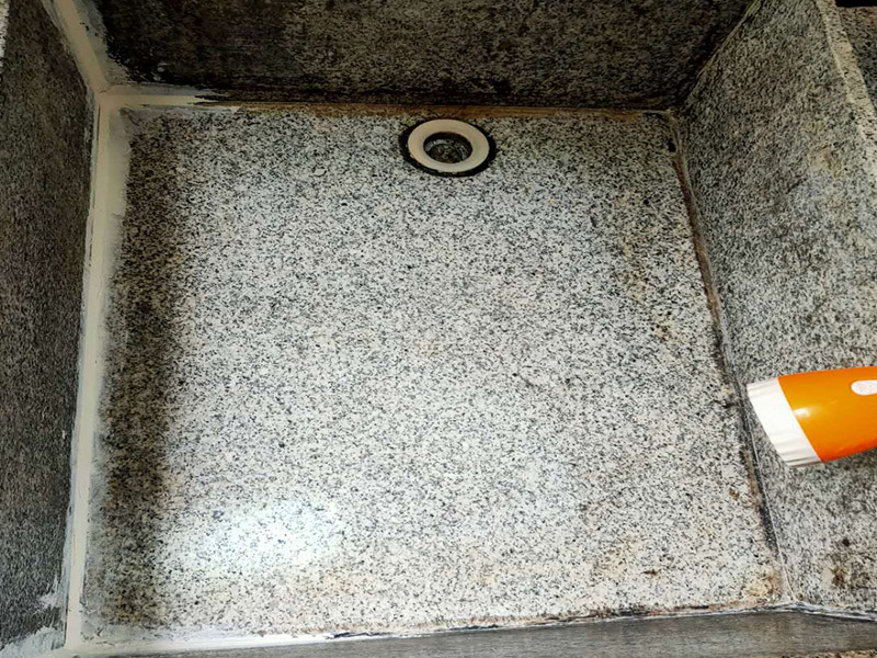 水池漏水打膠：1、將水池放好后，用筆沿著盆四邊畫(huà)一圈，然后把水池取上來(lái)；沿著畫(huà)的線(xiàn)打一圈玻璃膠，打好后把盆放下去壓一下，把多出來(lái)的膠用刮板刮掉就可以了。 2、玻璃膠可以換成密封條，密封條也具有防水的作用。密封條是硅膠制成，和玻璃膠的成分大體相同，防水的效果是完全相同的。
