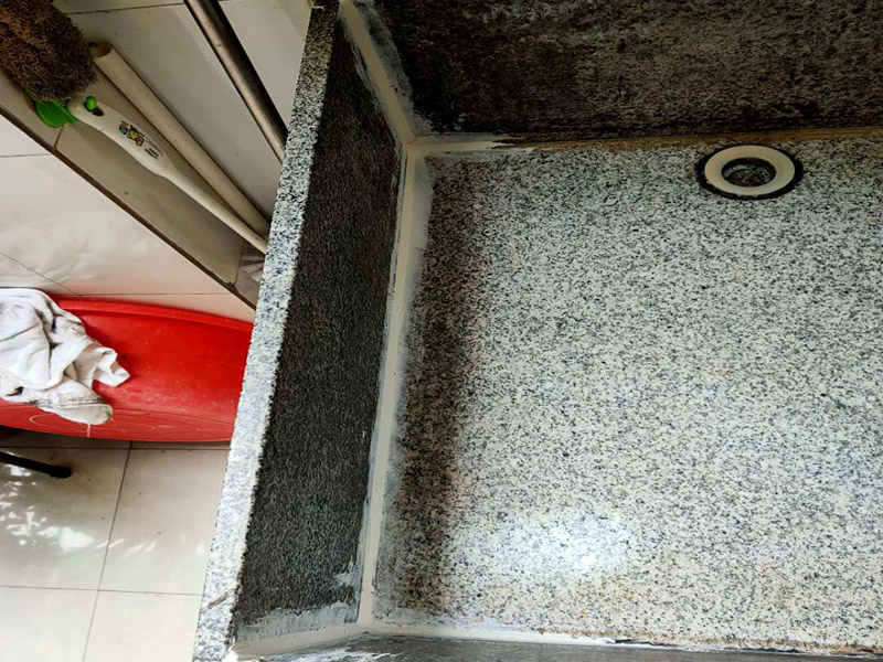 水池漏水打膠：1、將水池放好后，用筆沿著盆四邊畫(huà)一圈，然后把水池取上來(lái)；沿著畫(huà)的線(xiàn)打一圈玻璃膠，打好后把盆放下去壓一下，把多出來(lái)的膠用刮板刮掉就可以了。 2、玻璃膠可以換成密封條，密封條也具有防水的作用。密封條是硅膠制成，和玻璃膠的成分大體相同，防水的效果是完全相同的。
